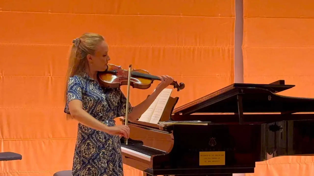 Maria Yushkovskaya jouant le violon Alain Carbonare n° 345 devant un piano à queue