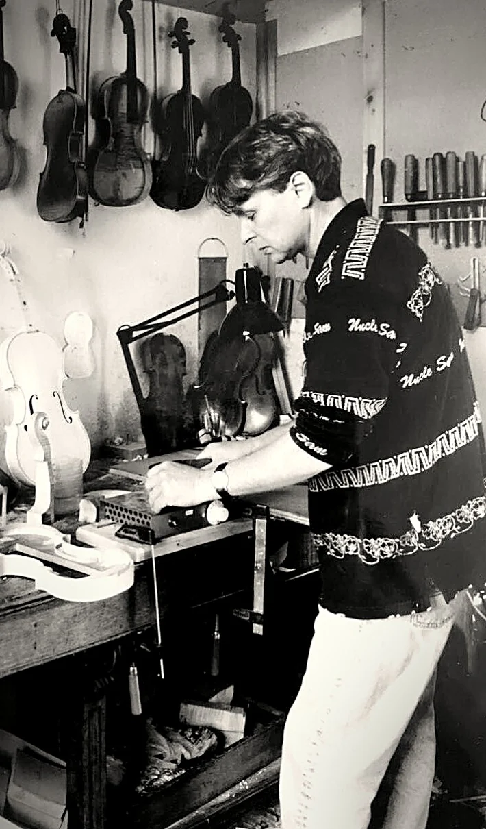 Alain Carbonare dans son atelier, photographie noir et blanc